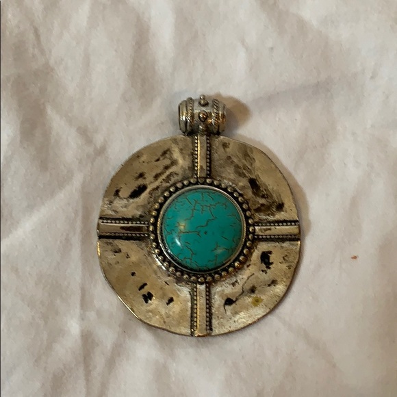 Jewelry - Large necklace pendant w stone